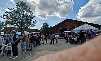 Hof
                                                          mit
                                                          Musikkapelle